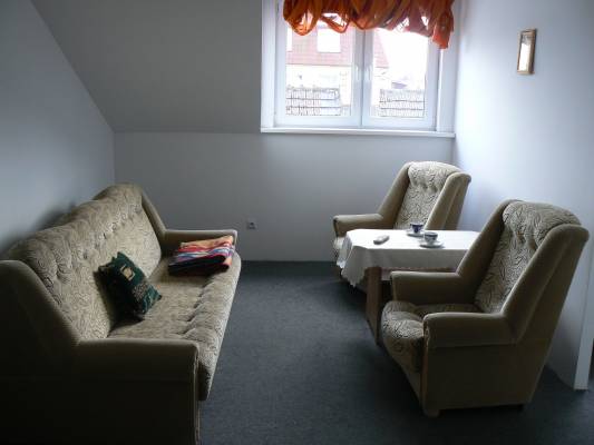 Fotografia przedstawia kanapa rozkładana w pokoju - Dom Gościnny ADRIANNA | Pobierowo (wypoczywaj nad morzem) 