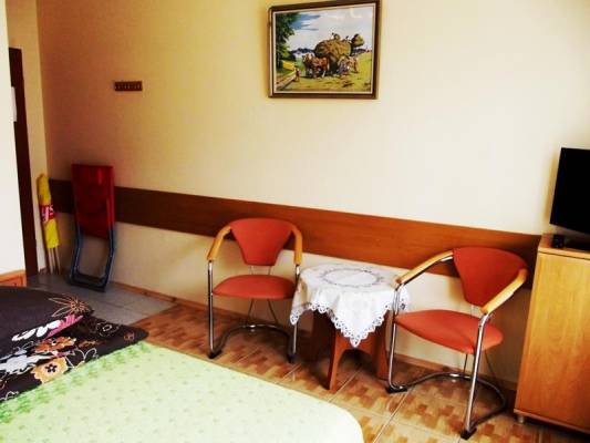 Pokój Dom Gościnny GAŁEK przy ul. Grunwaldzka 53 w Pobierowie oferuje odpoczynek w pokoju widocznym na zdjęciu
