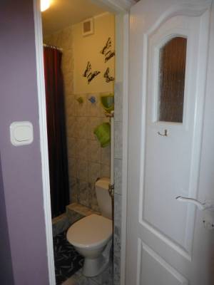Fotografia przedstawia łazienkę w pokoju IKA