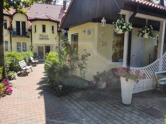 Villa JUSTYNA - zdjęcie przedstawia apartament w Pobierowie, budynek z zewnątrz.