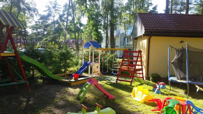 Dzieci chętnie spędzają czas w miejscach takich jak ten plac zabaw pensjonatu Villa JUSTYNA - Pobierowo, ul. Piastowska 15b.
