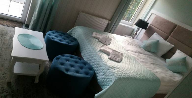 Zdjęcie przedstawia łóżko małżeńskie w pokoju - Villa JUSTYNA | Pobierowo (wypoczywaj nad morzem) 