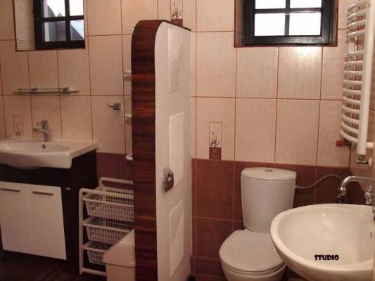 W pensjonacie Domki i pokoje KLARA w Pobierowie można skorzystać z łazienki przedstawionej na fotce