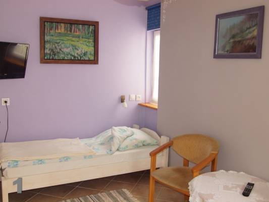 Zdjęcie przedstawia spanie w pokoju - Domki i pokoje KLARA | Pobierowo (wypoczywaj nad morzem) 