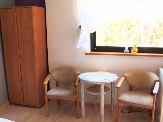 Prezentujemy przykładowy pokój w domku letniskowym Domki i pokoje KLARA w Pobierowie nad morzem