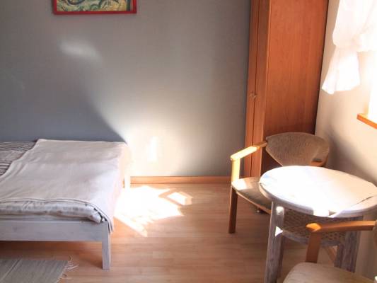 Fotografia przedstawia spanie w pokoju - Domki i pokoje KLARA | Pobierowo (wypoczywaj nad morzem) 