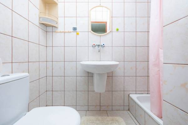 W pokoju KRYSTYNA w Niechorzu można skorzystać z łazienki przedstawionej na zdjęciu