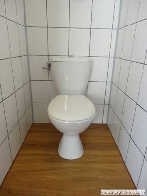 Po całym dniu pełnym atrakcji w Pobierowie można odświeżyć się w takiej oto łazience w domku letniskowym DOMKI NA KRÓTKIEJ