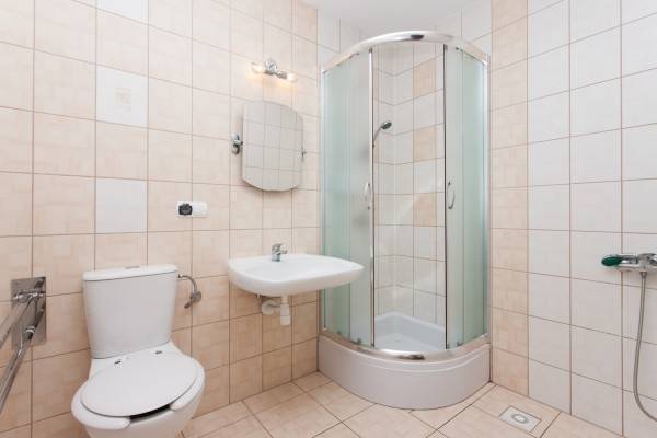 W pensjonacie POD FILARAMI w Pobierowie można skorzystać z łazienki przedstawionej na fotografii