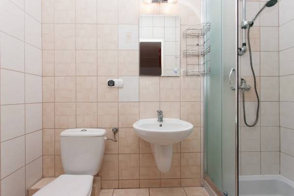 Na zdjęciu przedstawiona jest łazienka w pensjonacie POD FILARAMI nad morzem