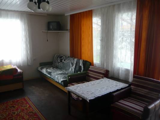 Na fotce przedstawiony jest pokój w domku letniskowym DOMKI LETNISKOWE AGA w którym możecie Państwo się zatrzymać podczas wypoczynku w Pobierowie