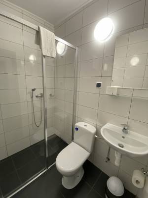 Tak prezentuje się łazienka w ośrodku wypoczynkowym OW AGAWA (ul. Kolorowa 4, 58-540 Karpacz)