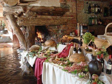 Szwedzki stół ilustrujący wyżywienie, jakie zapewnia gościom rezydencja REZYDENCJA BIAŁY JAR. Obiekt turystyczny z Karpacza.