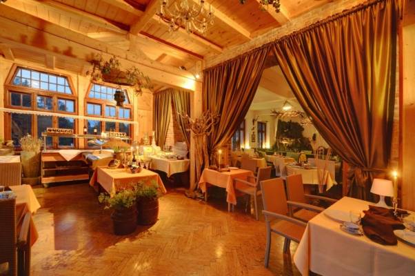 Rezydencja REZYDENCJA BIAŁY JAR z Karpacza oddaje swoim gościom do dyspozycji całkiem przestronną jadalnię.
