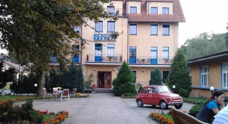 Wygląd zewnętrzny obiektu (ul. Zdrojowa 15) zapowiada udany pobyt w pokoju Hotel EUROPA w Polanicy-Zdroju.