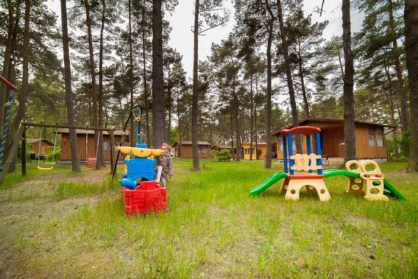 Ośrodek LAJKONIK to domek letniskowy w Pobierowie, a na terenie obiektu nad morzem znajduje się taki oto dziecięcy plac zabaw.