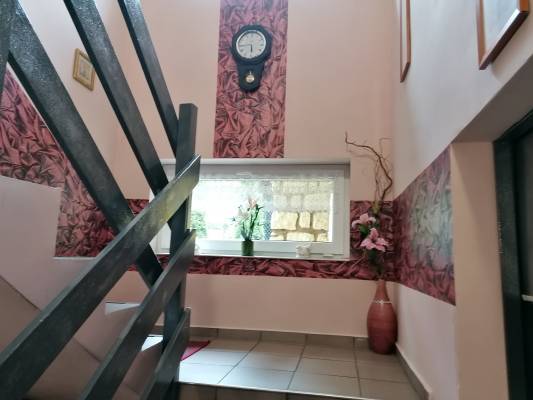 Na zdjęciu przedstawiony jest pokój w willi Willa JANECZKA w którym macie możliwość Państwo się zatrzymać podczas wczasów w Karpaczu