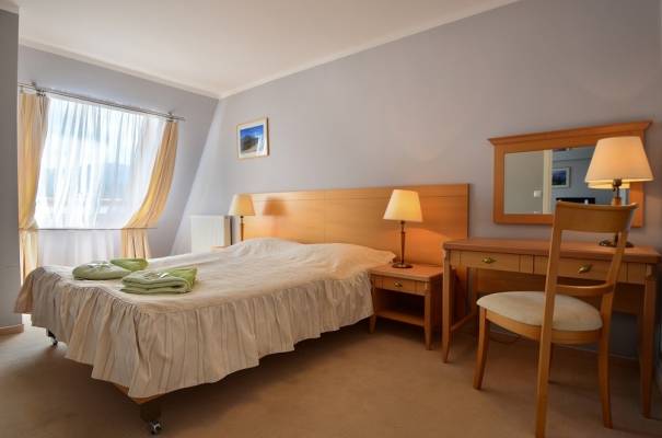 Łóżko w pokoju - hotel HOTEL KAROLINKA