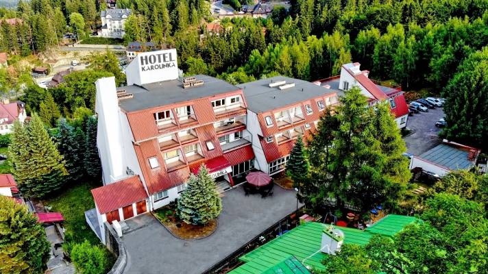Interesujące widoki z górnej perspektywy na hotel HOTEL KAROLINKA w Karpaczu.