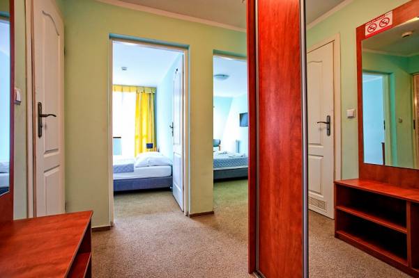 Po aktywnym wypoczynku w Karpaczu można zrelaksować się w przedstawionym na fotografii pokoju w hotelu HOTEL KAROLINKA