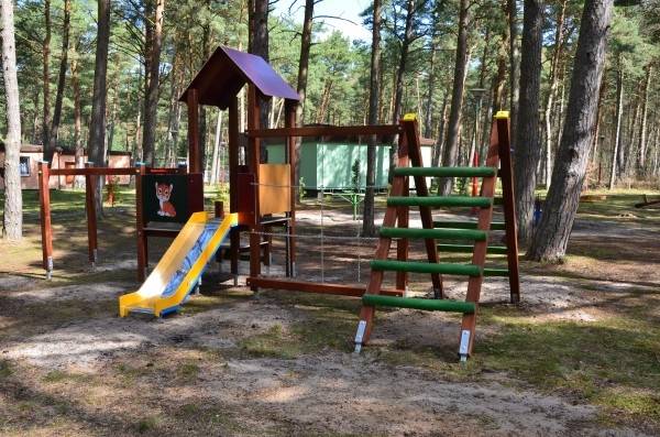 KOMANDOR to ośrodek wczasowy w Pogorzelicy, a na terenie obiektu nad morzem znajduje się taki oto dziecięcy plac zabaw.