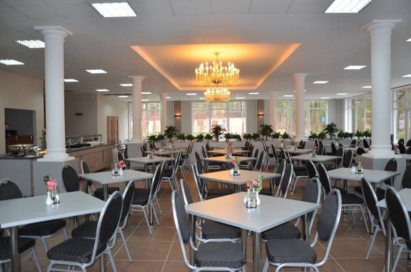Stylowe wnętrza restauracji, która funkcjonuje w Pogorzelicy w ramach obiektu KOMANDOR z kategorii ośrodki wczasowe, w regionie. Pomorze Zachodnie