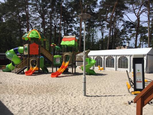 Dzieci chętnie spędzają czas w miejscach takich jak ten plac zabaw ośrodka wczasowego KOMANDOR - Pogorzelica, ul. Kapitańska 2.