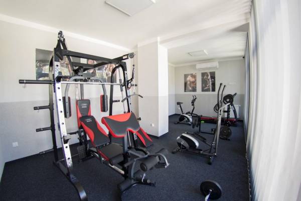 Ośrodek FAMILIJNI należy do takich hotelu, w których zadbano o zaplecze do ćwiczeń w postaci siłowni.