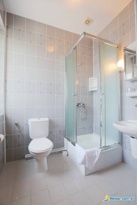 Po całym dniu pełnym atrakcji w Rewalu można odświeżyć się w takiej oto łazience w ośrodku wypoczynkowym Alcest