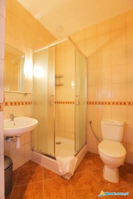 W ośrodku wypoczynkowym Alcest w Rewalu można skorzystać z łazienki przedstawionej na zdjęciu