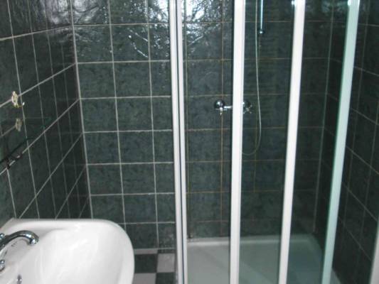 Po całym dniu pełnym atrakcji w Karpaczu można odświeżyć się w takiej oto łazience w pokoju WillaWil