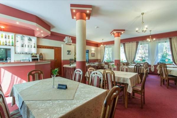 Restauracja nad morzem to podwójnie klimatyczne miejsce. Wystarczy spojrzeć na lokal jaki ma pensjonat Dom Gościnny EMILIA w Pobierowie.