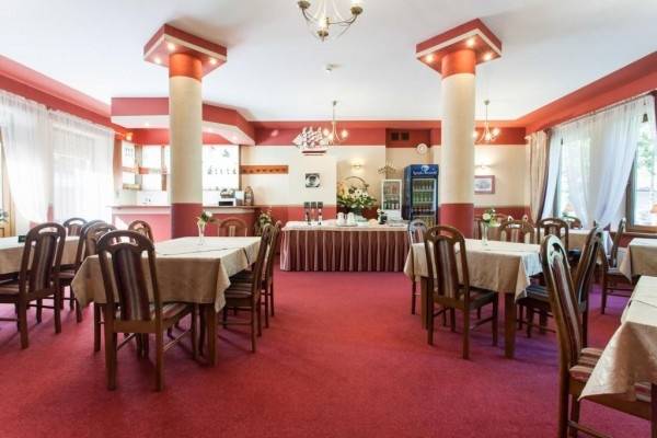 Doskonałym uzupełnieniem oferty pensjonatu Dom Gościnny EMILIA z Pobierowa jest lokal restauracyjny - jak z obrazka.