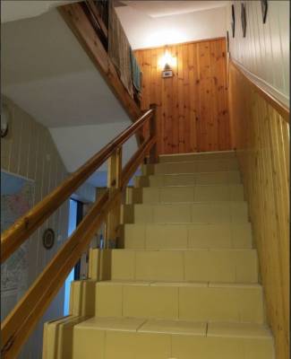 Przykładowa fotografia ze środka obiektu - schody w domu wczasowym Dom Gościnny Ela.