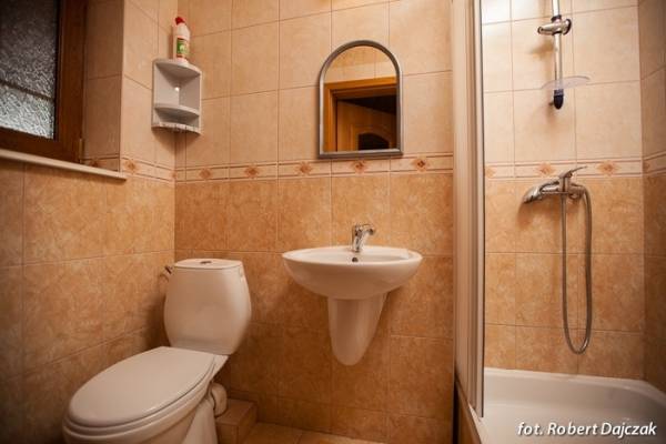Po całym dniu pełnym atrakcji w Rewalu można odświeżyć się w takiej oto łazience w pokoju HACJENDA