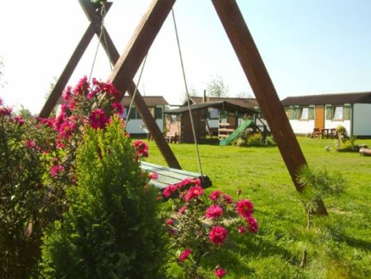 Na fotografii widzimy ogród przy domku letniskowym Domki OSTOJA w Rewalu