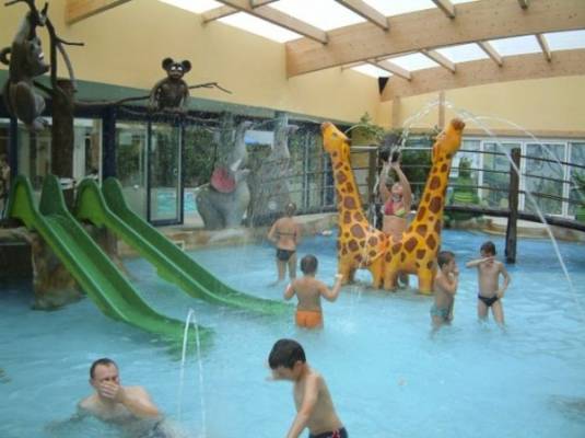Dokładnie takie atrakcje zapewnia basen w domku letniskowym Domki OSTOJA - obiekt turystyczny nad morzem z Rewala.