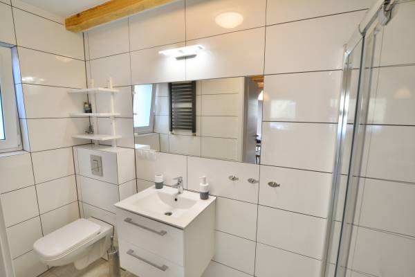 W apartamencie Apartament SOSNÓWKA w Pobierowie można skorzystać z łazienki przedstawionej na zdjęciu