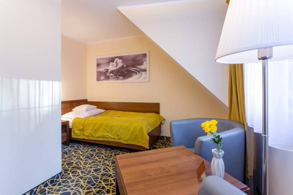 Fotografia przedstawia pokój w SPA Hotel RELAKS*** Wellness & SPA w Karpaczu (woj. dolnośląskie)