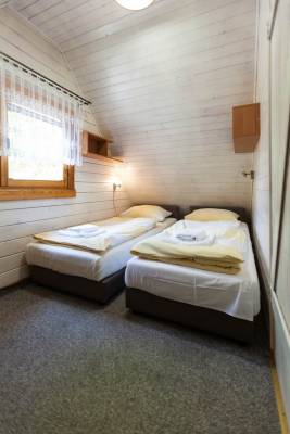 Zdjęcie przedstawia łoże w pokoju - ANGELA | apartamenty -  domki - pokoje | Pobierowo (wypoczywaj nad morzem) 