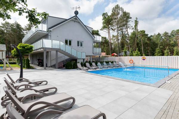 W domku letniskowym ANGELA | apartamenty - domki - pokoje turyści mogą bardzo swobodnie korzystać z dobrodziejstw miejscowego basenu (ul. Kościuszki 9 w Pobierowie).