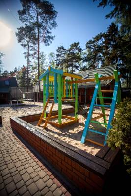 Plac zabaw w domku letniskowym ANGELA | apartamenty -  domki - pokoje w Pobierowie powstał z myślą o najmłodszych gościach, którzy będą wypoczywać nad morzem.