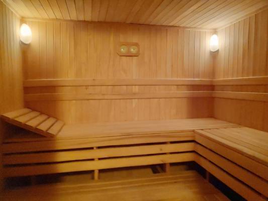 Jeśli chodzi o dom gościnny z własną sauną w górach, to jak widać na niniejszym zdjęciu, Strzelec Karpacz centrum w Karpaczu będzie niezłym wyborem.