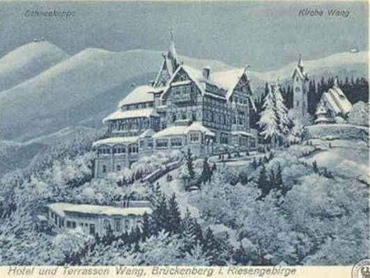 Śnieżny pejzaż jako tło dla hotelu TARASY WANG w Karpaczu.