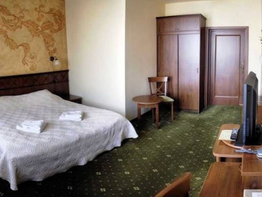 Fotografia przedstawia łoże małżeńskie w pokoju - TARASY WANG | Karpacz (wypoczywaj w górach) 