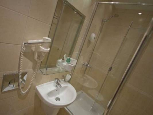 Przykładowa łazienka w hotelu TARASY WANG (w górach, woj. dolnośląskie)
