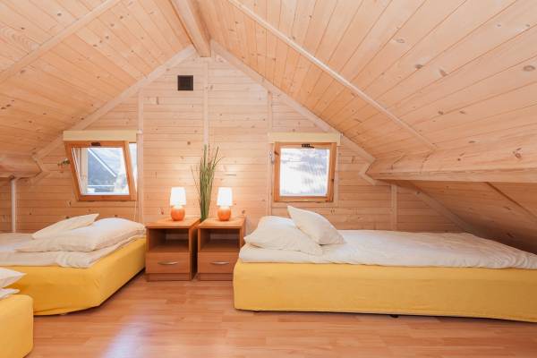 Łóżko w pokoju - domek letniskowy Domki SOLEI
