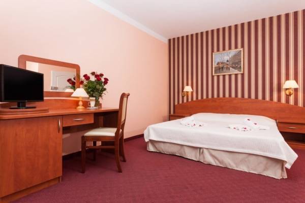 Fotografia przedstawia łóżko małżeńskie w pokoju - Bałtyk | Rewal (wypoczywaj nad morzem) 