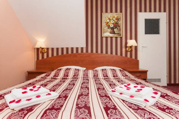 Na zdjęciu łóżko małżeńskie | resort Bałtyk. Pomorze Zachodnie