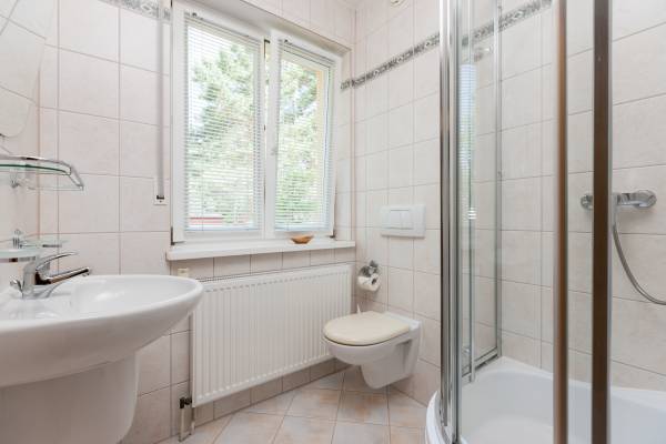 Fotka przedstawia łazienkę w pensjonacie POD LWEM